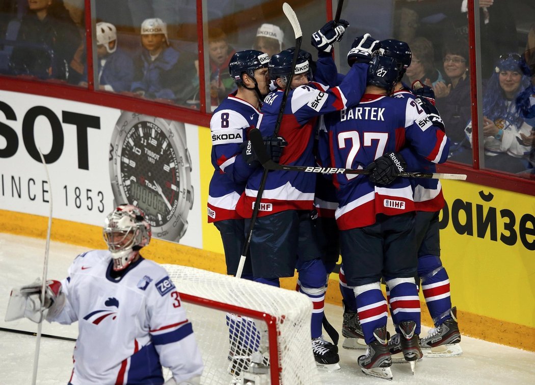 Slovenští hokejisté se radují z druhého gólu do sítě Francie