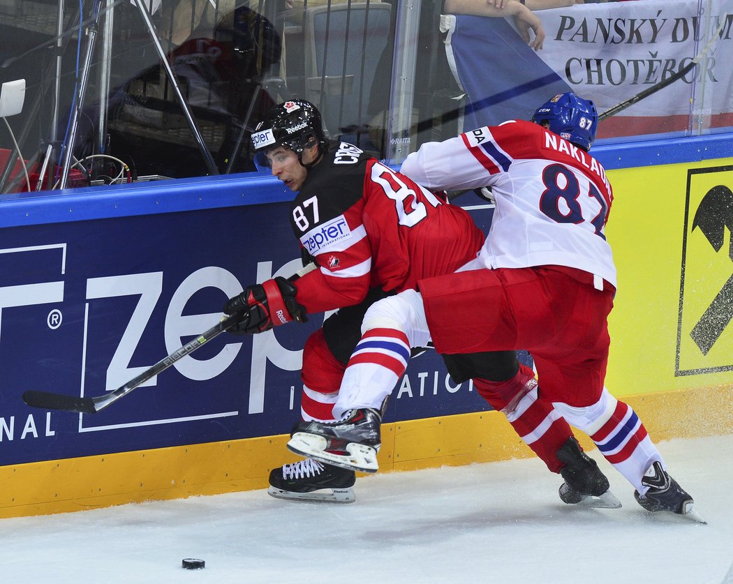 Jakub Nakládal se snaží zastavit Sidneyho Crosbyho