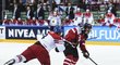 Obránce Jan Hejda fauluje kanadskou hvězdu Sidney Crosbyho