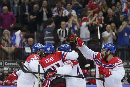 Petr Čáslava (vpravo) se jde radovat z gólu proti Kanadě s Jaromírem Jágrem, Martinem Eratem a Janem Kovářem