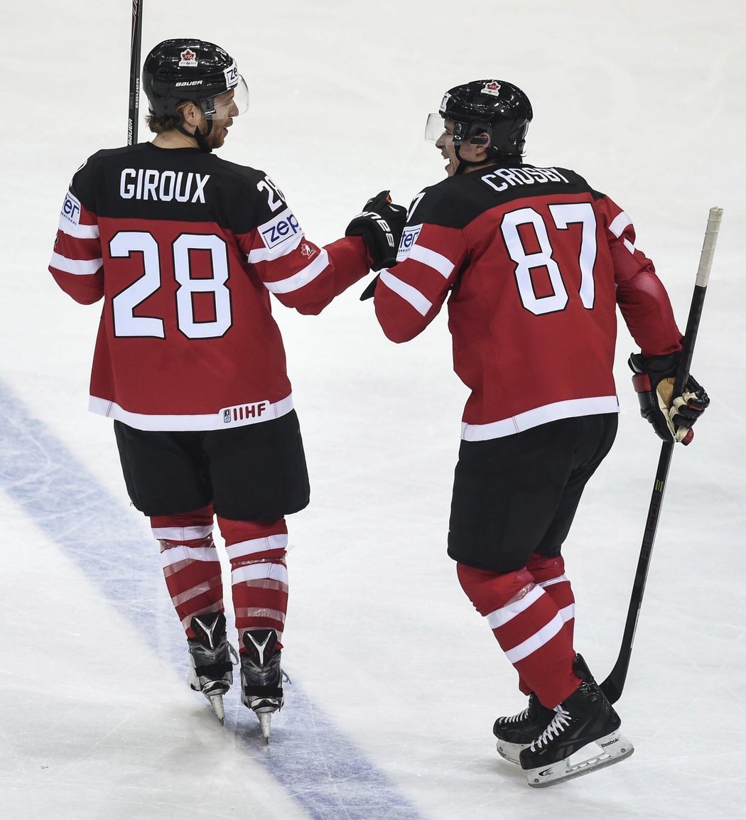 Sidney Crosby a Claude Giroux slaví úvodní trefu v zápase s Německem