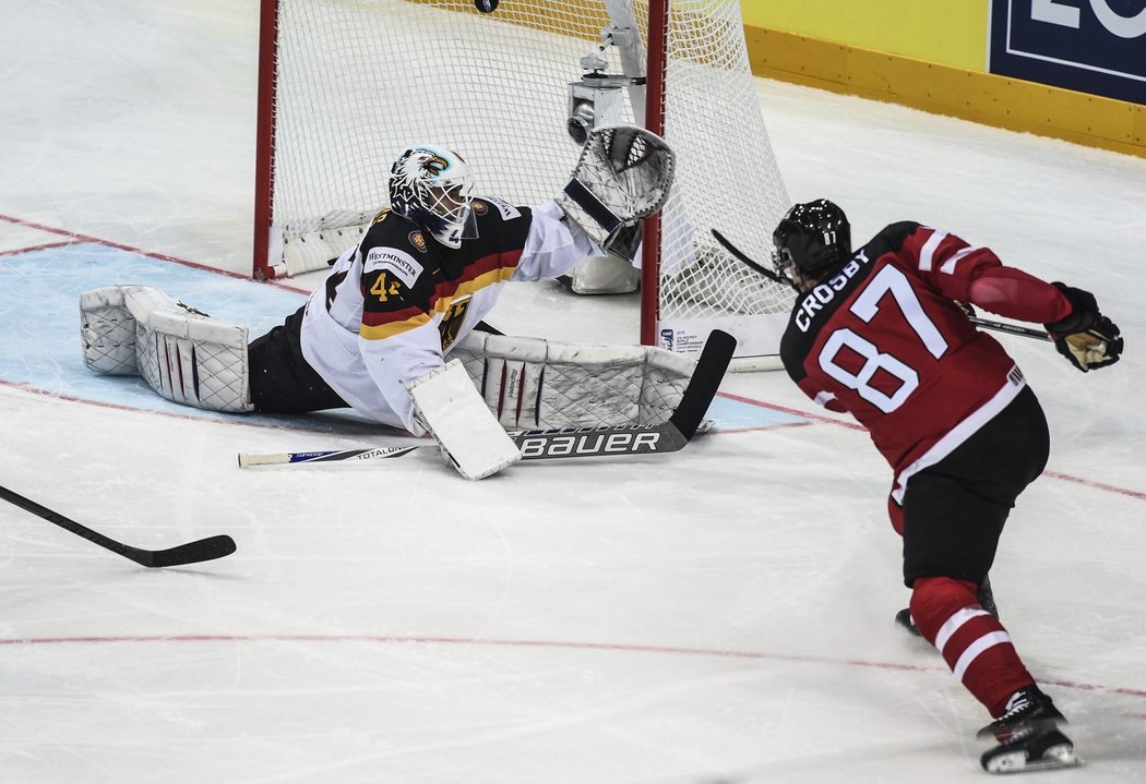 Kanaďan Sidney Crosby skóruje v zápase proti Německu