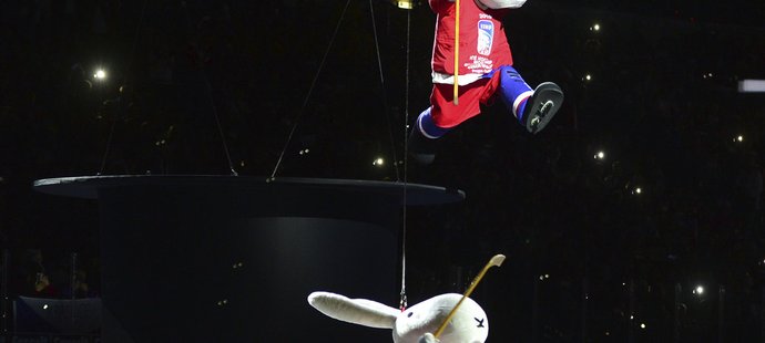 Maskot českého MS v hokeji Bob a Bobek se spouštějí na ledovou plochu v O2 Areně při slavnostním zahájení