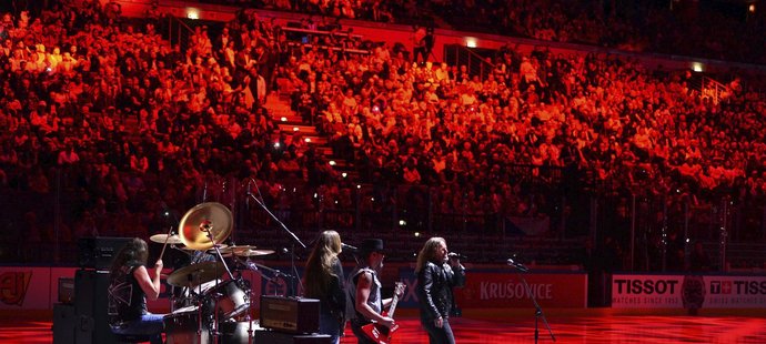 Pepa Vojtek s kapelou Kabát a jejich řízná píseň Brousíme nože při slavnostním zahájení MS v hokeji