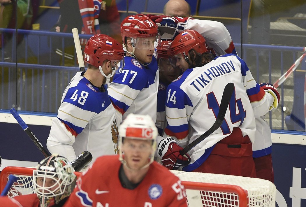 Ruští hokejisté se radují ze třetího gólu v zápase s Norskem