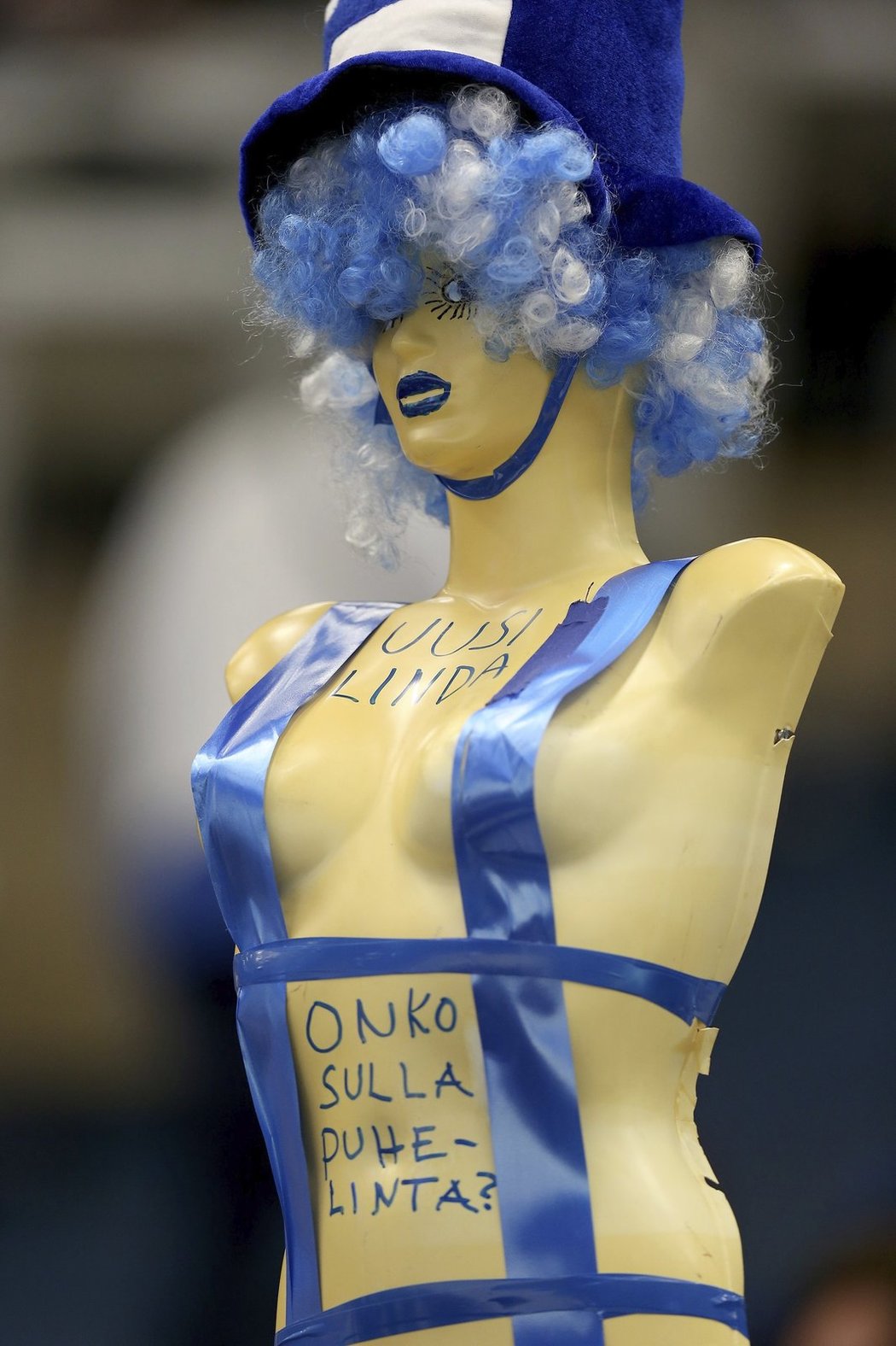 Finští fanoušci, kteří obsadili Ostravu, si přivezli na pomoc i tuhle ozdobenou figurínu