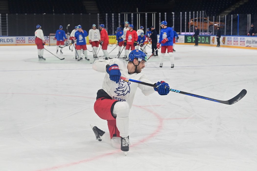 Útočník české reprezentace Jiří Smejkal zakončuje na tréninku národního týmu před čtvrtfinále