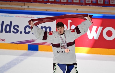 Brankář Arturs Silovs slaví v Tampere s lotyšskou vlajkou po zisku bronzu