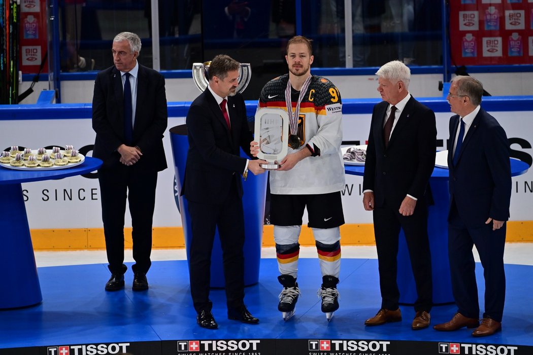 Kapitán Moritz Muller přijímá gratulace od Petra Břízy za zisk stříbrných medailí pro Německo