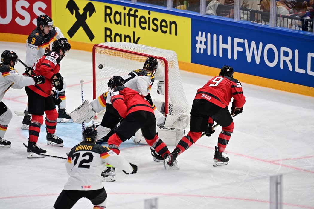 Kanadský útočník Sammy Blais právě dává rozhodující gól boje o zlato proti Němcům