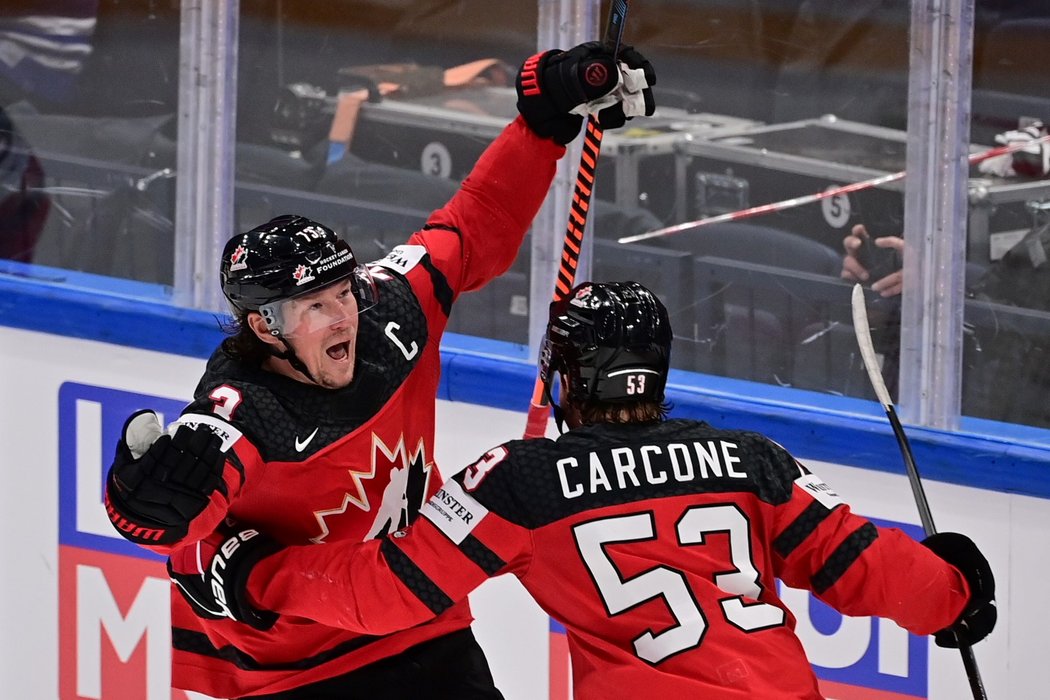 Michael Carcone gratuluje ke gólu Tyleru Toffolimu při finálové jízdě Kanady