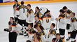 Smutní němečtí hokejisté poté, co ve finále podlehli Kanadě