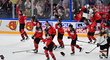 Kanadští hokejisté vstupují na led, začíná jejich zlatá euforie