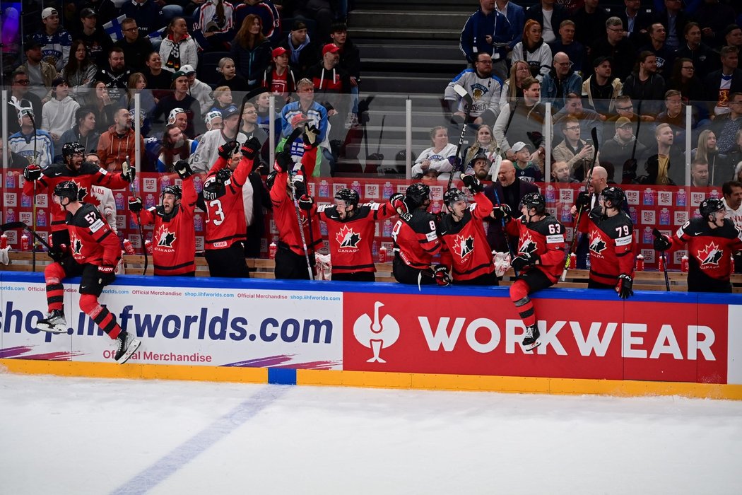 Radost kanadské střídačky během finále mistrovství světa v hokeji