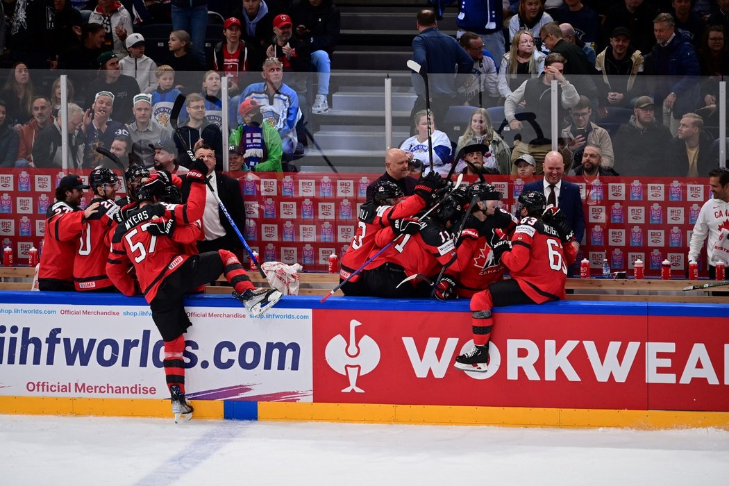 Kanadská střídačka vybuchuje nadšením ve finále MS proti Německu