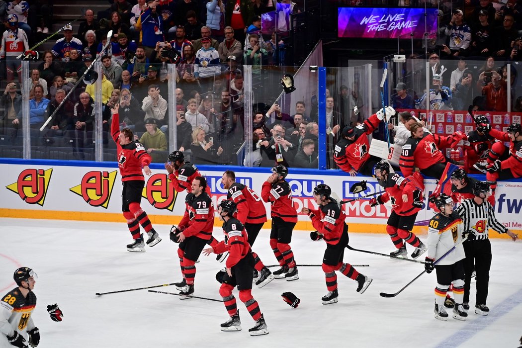 Kanadští hokejisté vstupují na led, začíná jejich zlatá euforie