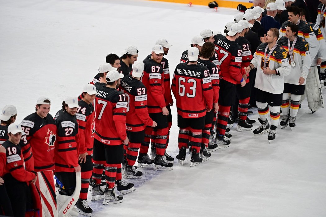 Kanaďané si po finále podávají ruce s Němci