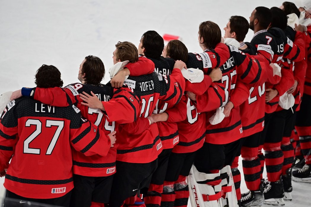 Kanadští hokejisté zpívají hymnu po úspěšném finále proti Německu