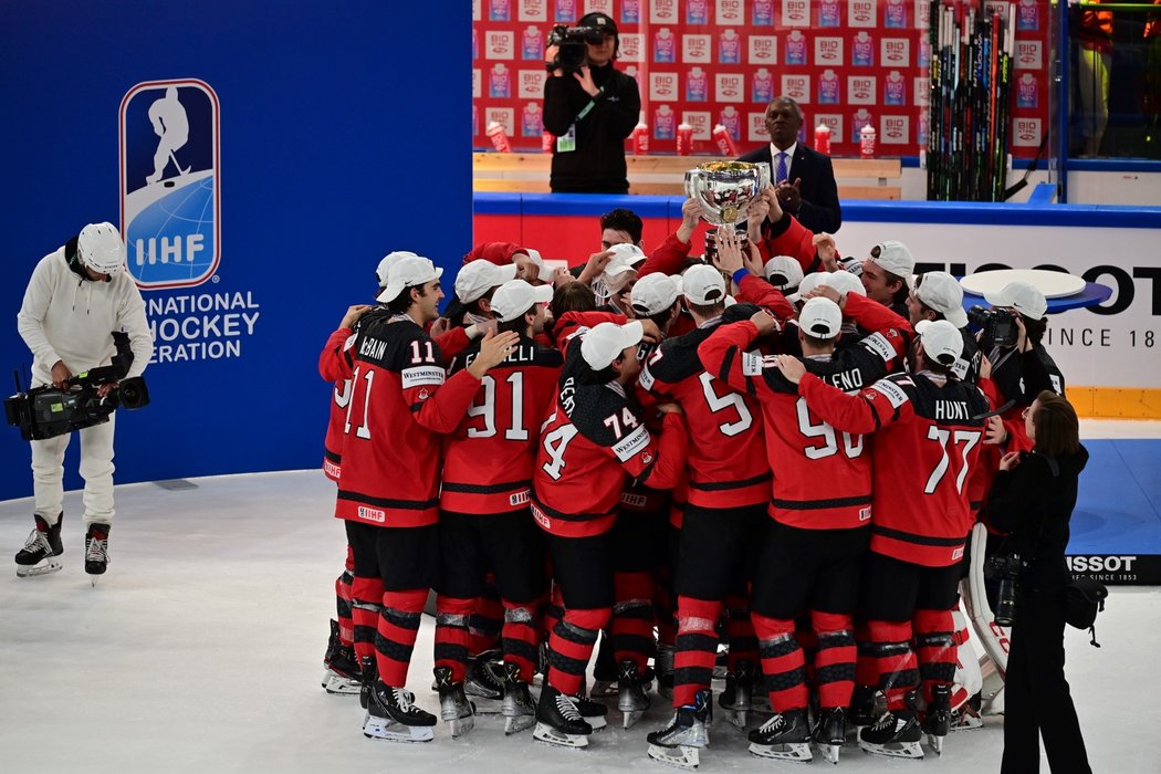 Kanadští hokejisté po převzetí poháru pro mistry světa