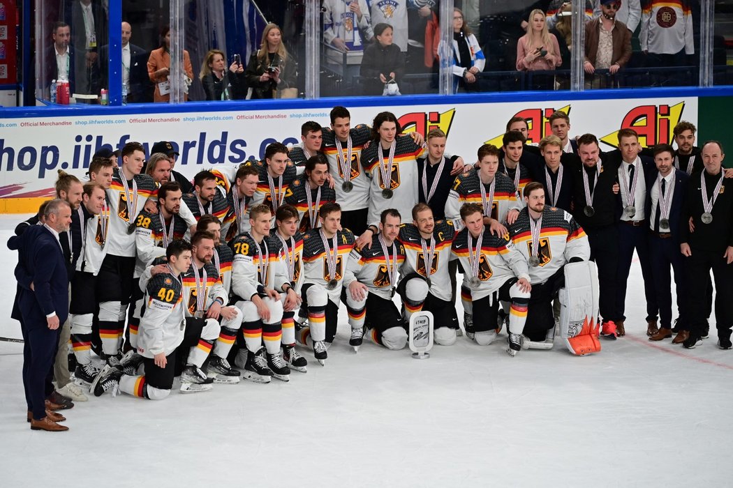 Stříbrný tým Německa z MS 2023 na společné fotografii