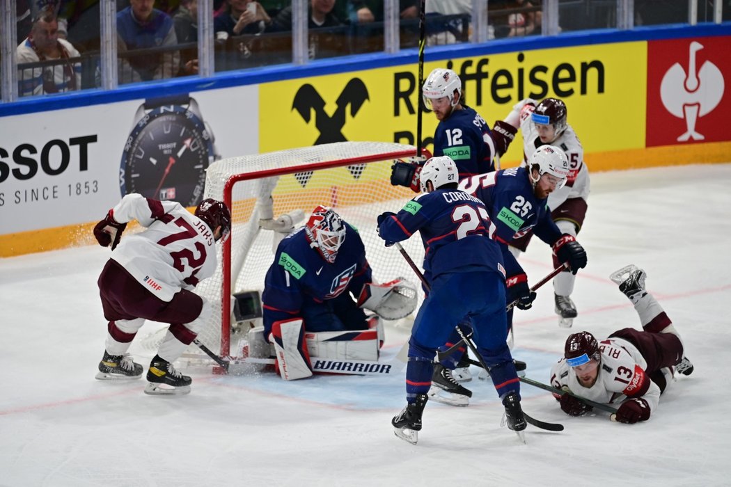 Janis Jaks pohotový u levé tyčky, jeho gól posouvá Lotyšsko do vedení proti USA v duelu o bronz