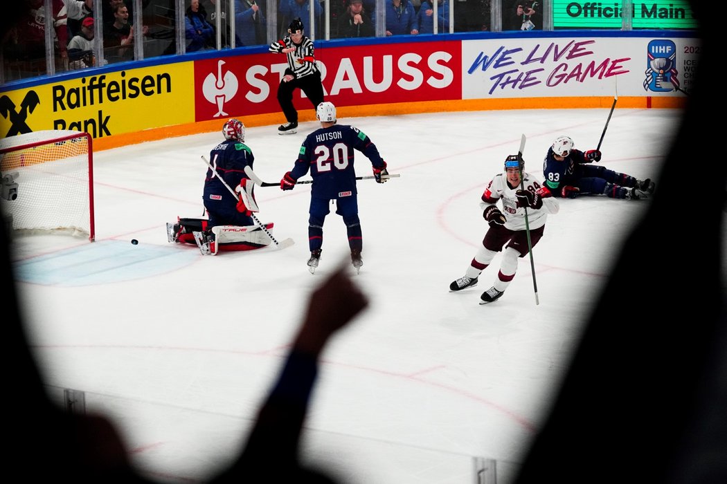 Kristians Rubins právě šokoval americkou obranu, střelou za záda Caseyho DeSmithe rozhoduje o bronzu pro Lotyšsko