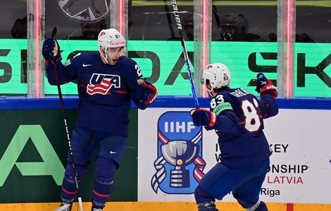 Matt Coronato a Conor Garland slaví trefu USA proti Lotyšsku v duelu o bronz