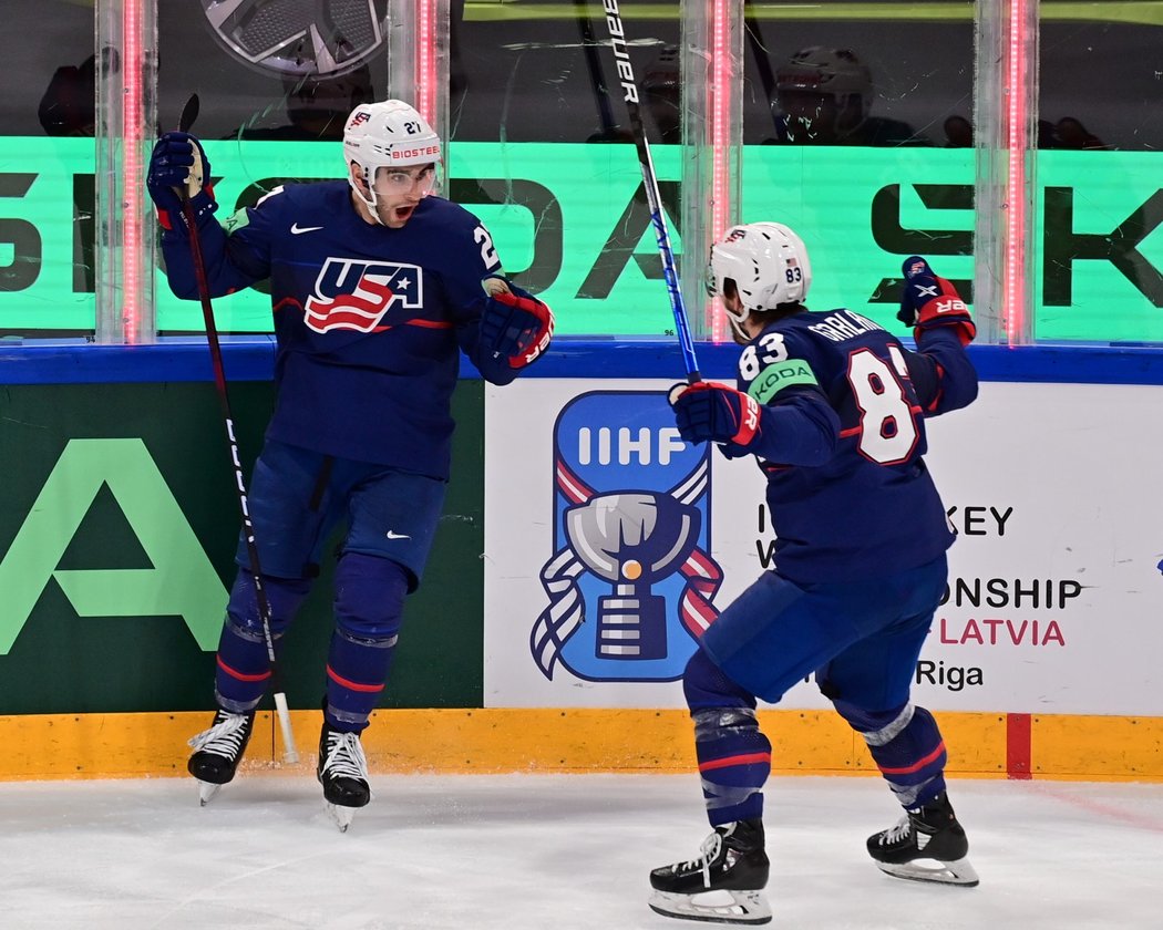 Matt Coronato a Connor Garland slaví trefu USA proti Lotyšsku v duelu o bronz