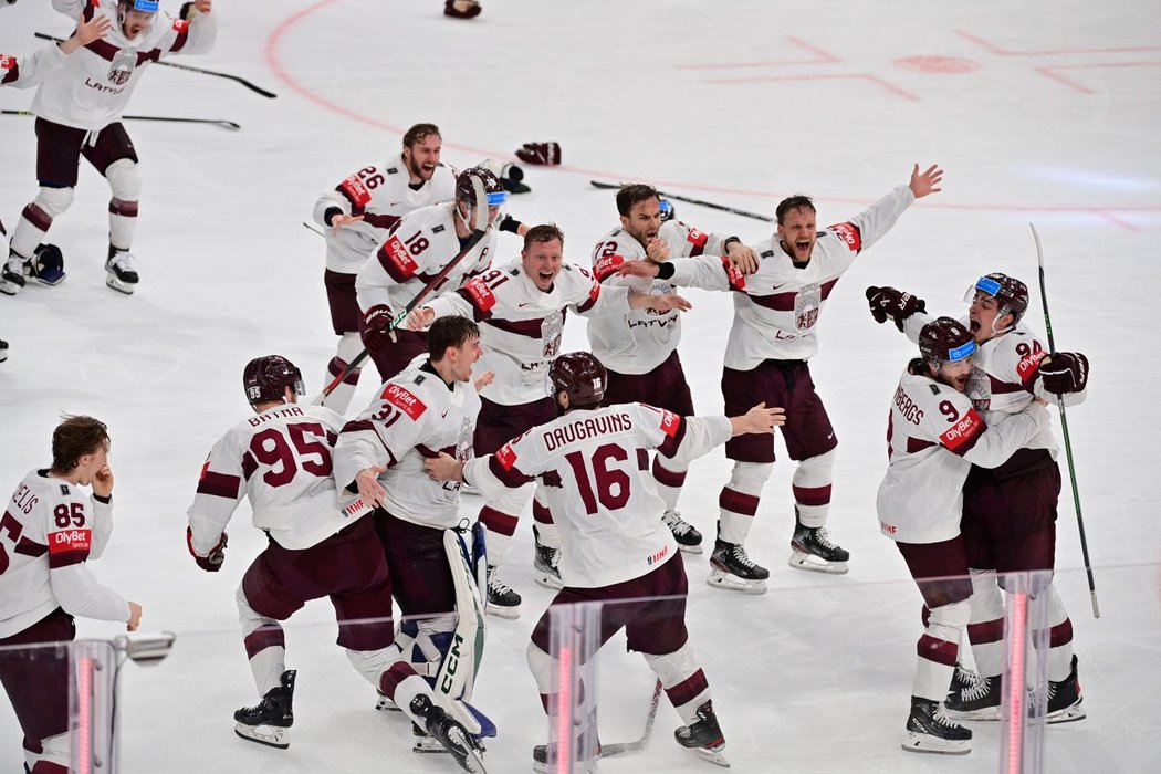 Lotyšský národní tým oslavuje první medaili v dějinách