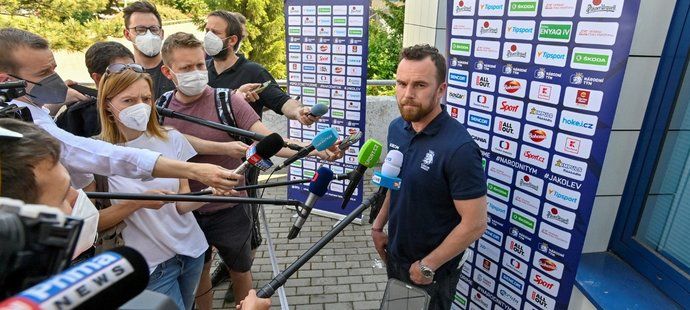 Trenér národního týmu Filip Pešán odpovídá novinářům po návratu mužstva z MS v Rize