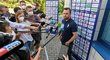 Trenér národního týmu Filip Pešán odpovídá novinářům po návratu mužstva z MS v Rize