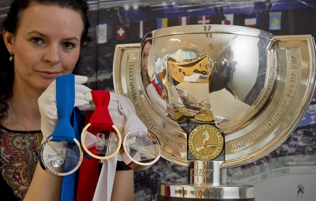 Organizátoři hokejového MS v Praze představili medaile, o které se bude hrát