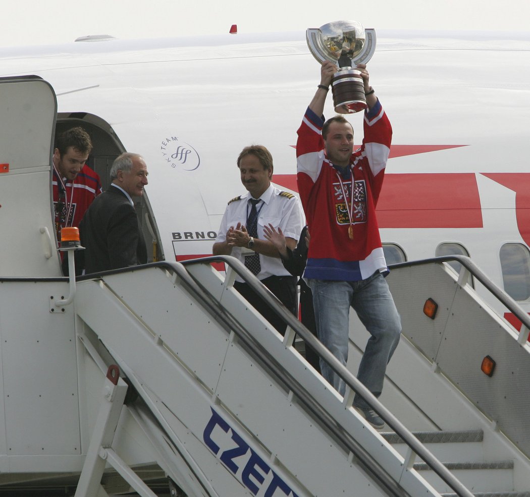 David Výborný s pohárem pro mistry světa po příletu ze zlaté Vídně v roce 2005