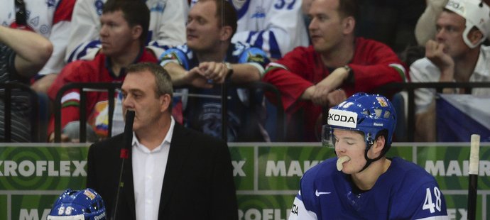 Tomáš Hertl po vzoru svého idolu Jaromíra Jágra (vlevo) sedí na mantinelu v zápase se Švédy
