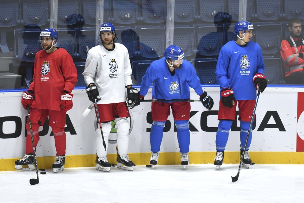 Zleva Robin Hanzl, Michael Frolík, Hynek Zohorna a David Tomášek na rozbruslení české reprezentace