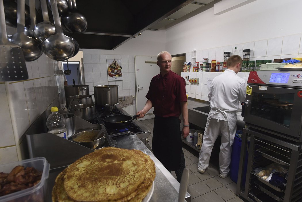 Kuchaři v hotelu Buly Aréna se museli naučit recepty na ruské polévky