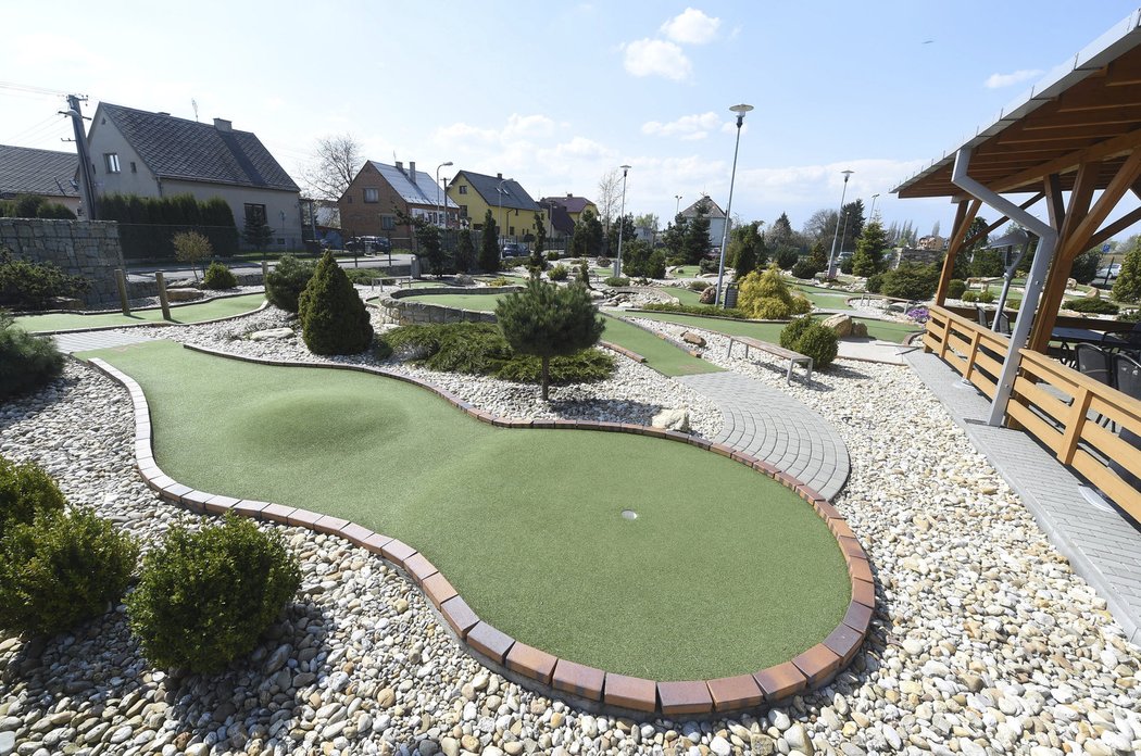 Součástí areálu je i hřiště na minigolf