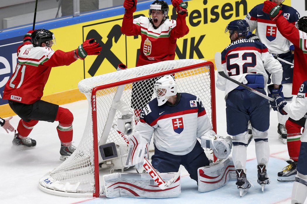 Slovenský gólman Konrád inkasoval branku v duelu s Maďarskem na mistrovství světa. V tu chvíli bylo skóre 1:1 a hokejisté Maďarska slavili, pak šlo ale Slovensko do vedení.