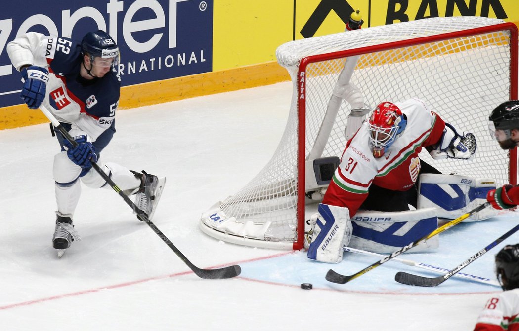 Slovenský hokejista Martin Marinčin se snaží atakovat maďarskou branku v utkání mistrovství světa.