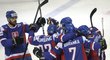 Slovenští hokejisté slaví gól v síti Bělorusů