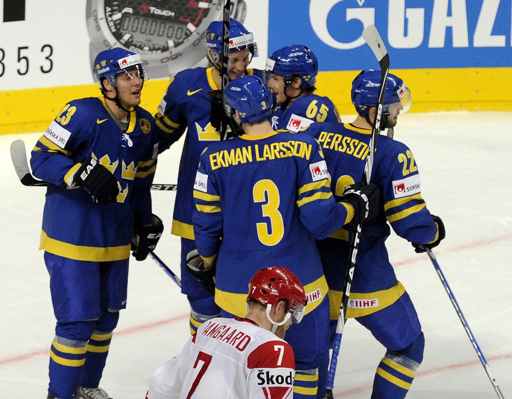 Švédové se radují ze čtvrtého gólu do dánské sítě