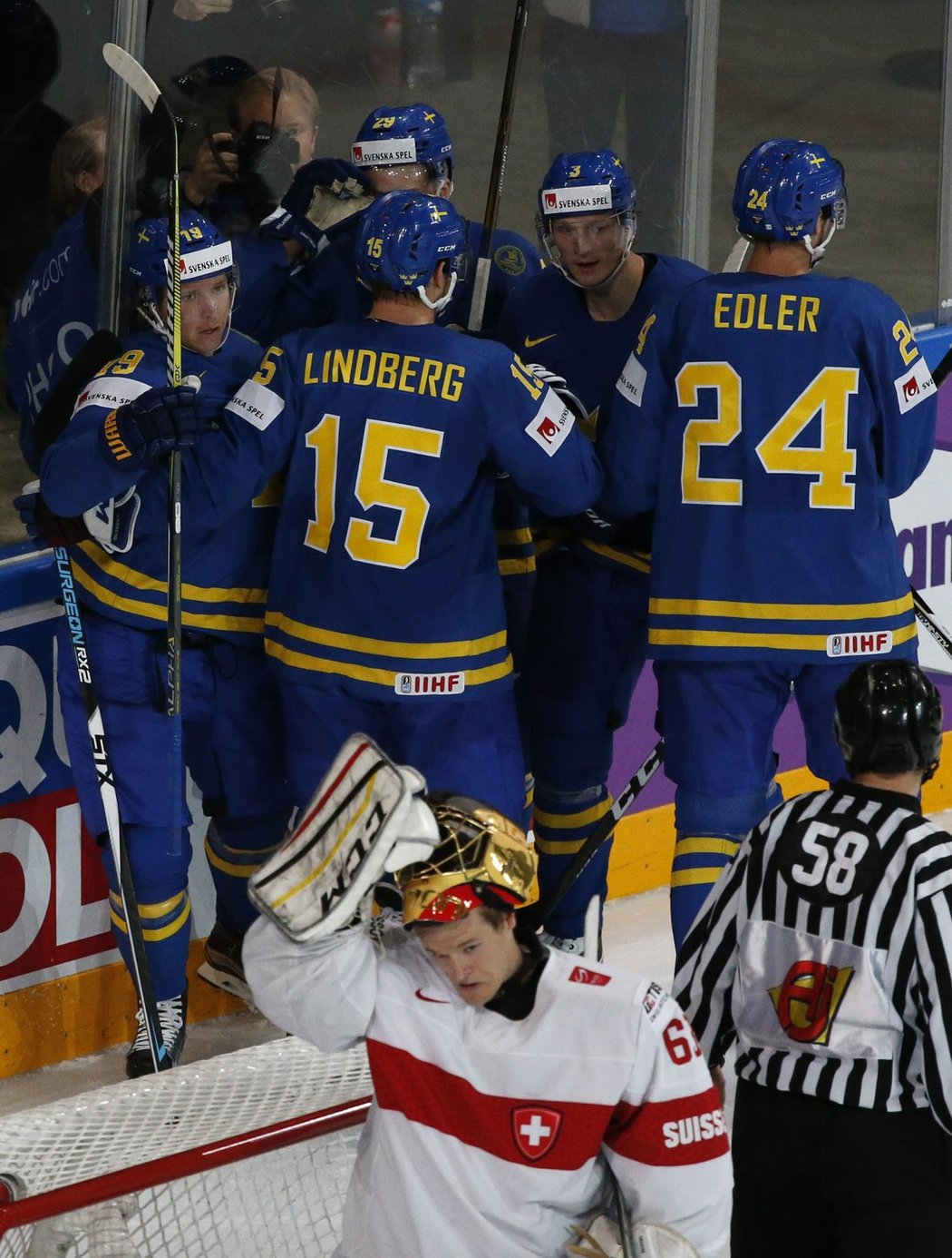 Nicklas Bäckström (vlevo) otevřel skóre v 5. minutě