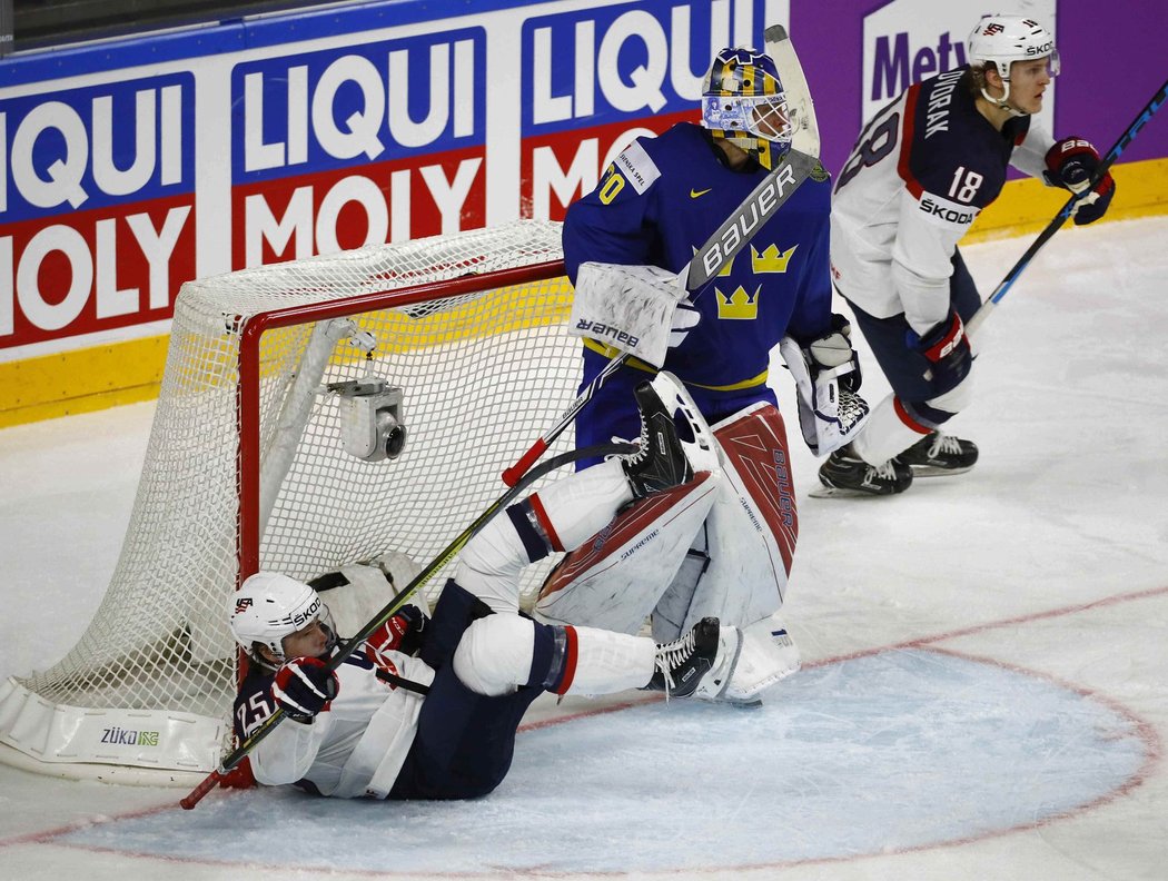 Mladý bek Charlie McAvoy zamířil skoro až do brány Švédska