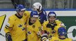 Hokejisté Švédska slaví gól do sítě Francie