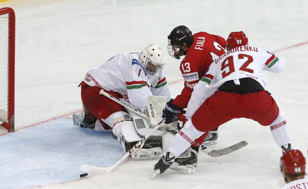 Kevin Fiala se snaží překonat brankáře Kovala. Kevin Fiala se snaží překonat brankáře Kovala.