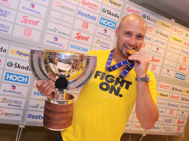 Konečně jí zase má! Tomáš Vokoun se po vleklých lapáliích zase dostal ke zlaté medaili z mistrovství světa. Konečně jí zase má! Tomáš Vokoun se po vleklých lapáliích zase dostal ke zlaté medaili z mistrovství světa.