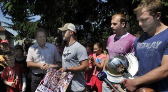 Mistři přivezli do Troubek radost. Pohár i peníze