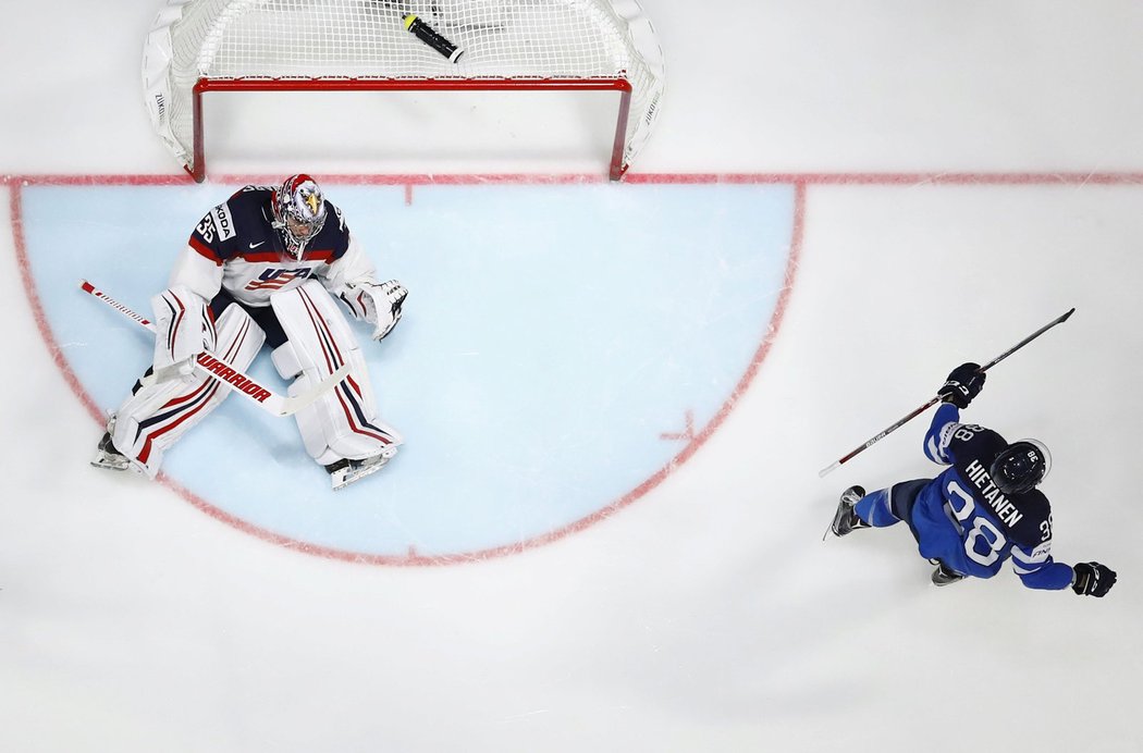 Juuso Hietanen sleduje branku, díky které Finsko vedlo 1:0