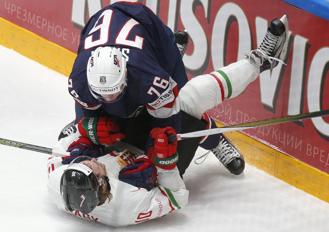 Brady Skjei preznetuje svou fyzickou zdatnost proti Maďarsku