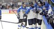 Finské hokejistky se radují ze vstřelené branky